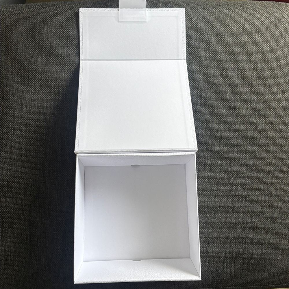 Dior White Box with Gold DIOR Logo - Picture 5 of 11